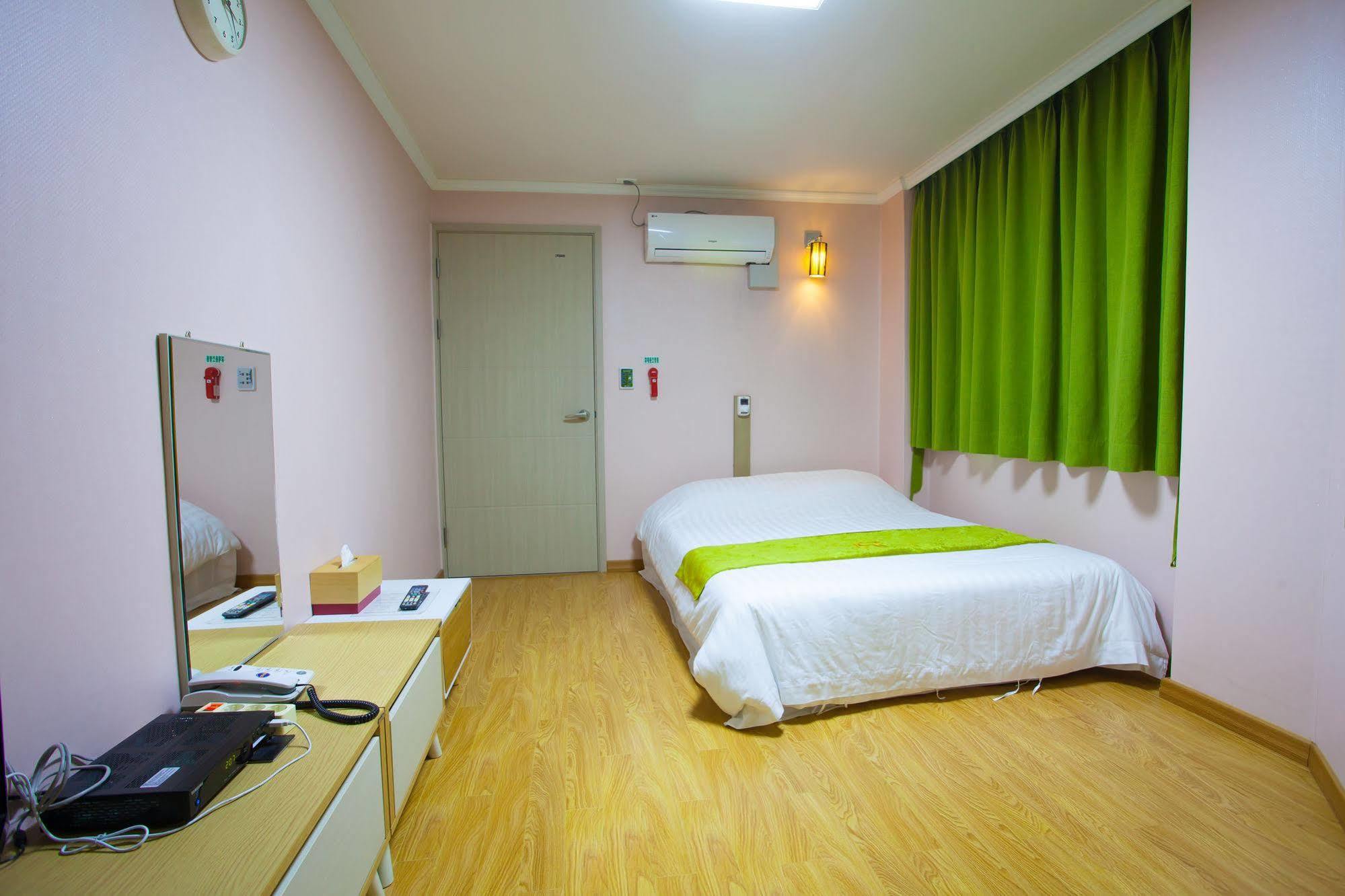 Jeju R Hotel & Guesthouse Zewnętrze zdjęcie